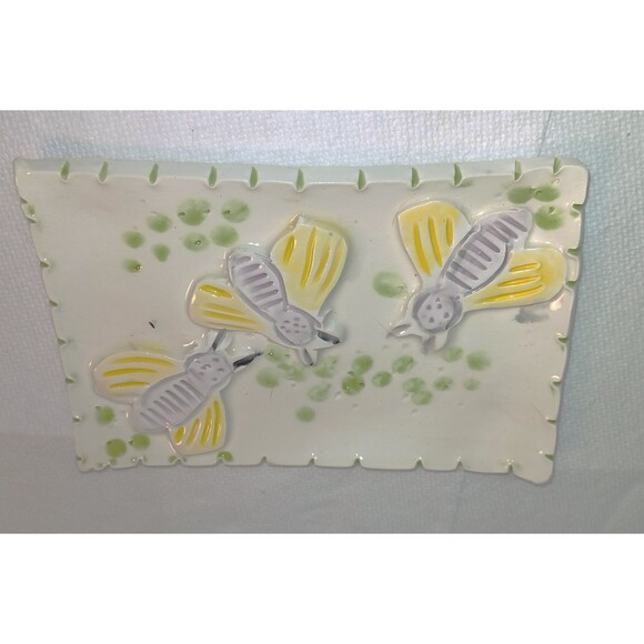 Adorable 3D bee dish pottery handmade  handPainted artist signed - Picture 2 of 4